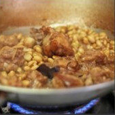 黄豆焖猪尾,加入黄豆，加入两碗水,大火烧开,转小火