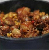 黄豆焖猪尾,焖至收汁,加入紫苏,红椒圈，最后撒上葱花出锅