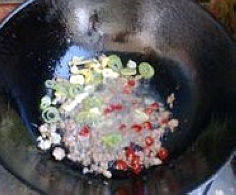 干煸大碗四季豆,用铲子快速将肉末划散，淋入料酒，把水份煸干