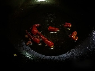 干煸四季豆,锅中留少许底油，放入干辣椒和花椒粒炒香