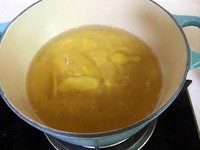 深夜食堂版芋头煮鱿鱼,取一部分高汤，量以大部分芋头能泡在汤里为宜，加入姜片。