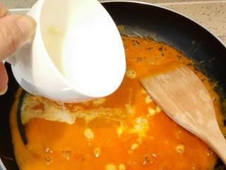 南瓜奶油浓汤,南瓜蓉倒入锅中，边煮边不停的搅动，煮开加入淡奶油，糖，搅拌均匀，关火