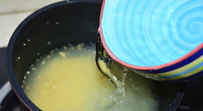 红糖生姜鸡蛋羹,在锅中加入一碗清水
