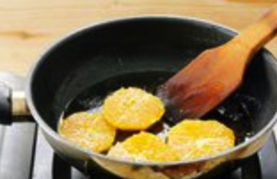 香橙煎鸭胸,中火再次烧热锅中的油，放入橙子片煎上色码在盘中，搭放上烤好的鸭胸。