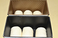 庞多米吐司,放入土司模内进行二次发酵。