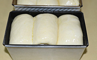 庞多米吐司,发酵至8分满时表面刷全蛋液。