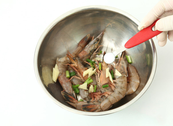 香煎大明虾,虾放入盆中，加葱花、姜片、盐腌制20分钟