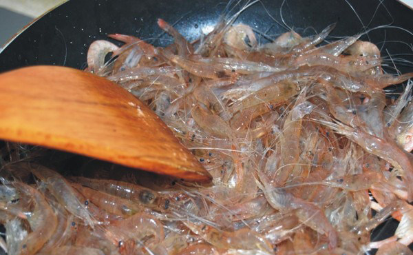 芥末汁白米虾,起锅放油，下蒜蓉煸出香味后