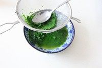 彩色蔬菜芋圆,取出菠菜同样方法滤出菠菜泥。