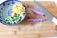 彩色蔬菜芋圆,把面团分别取一小部分搓成细长条，用刀切成小段。