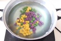 彩色蔬菜芋圆,都切好后，水煮开后放入水里一起煮至漂起来即可，煮好的芋圆放入冷开水里待用。