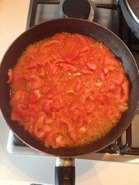 西红柿牛腩,另起锅炒西红柿，炒出红油后，加半碗水烧开后，倒入牛腩锅中