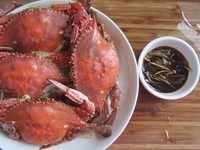 清蒸梭子蟹,出锅后，搭配蘸料一起食用。