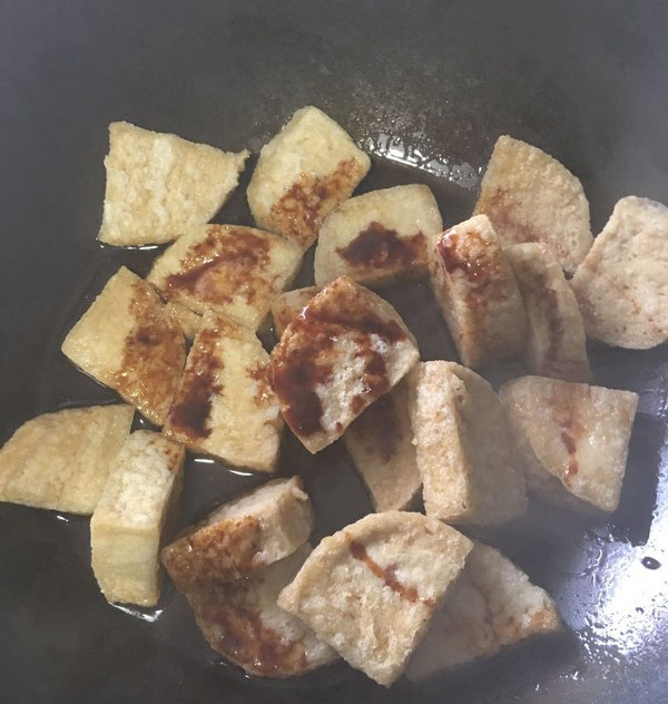 红烧素鸡,锅里倒入少许油，翻炒素鸡，倒入糖和酱油，起锅放葱即可