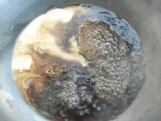 狮子头,蒸狮子头的汤汁倒入锅中，加水淀粉