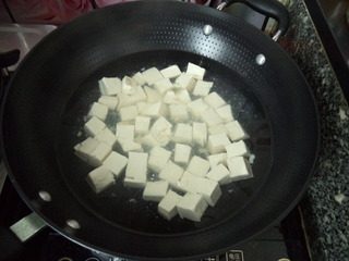 番茄豆腐,锅内放清水烧沸，加入1小勺盐，再加入豆腐，待煮沸时捞起。