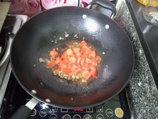 番茄豆腐,将番茄块炒软。
