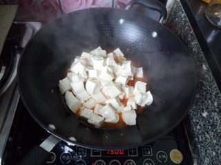 番茄豆腐,倒入豆腐块，小心翻炒。