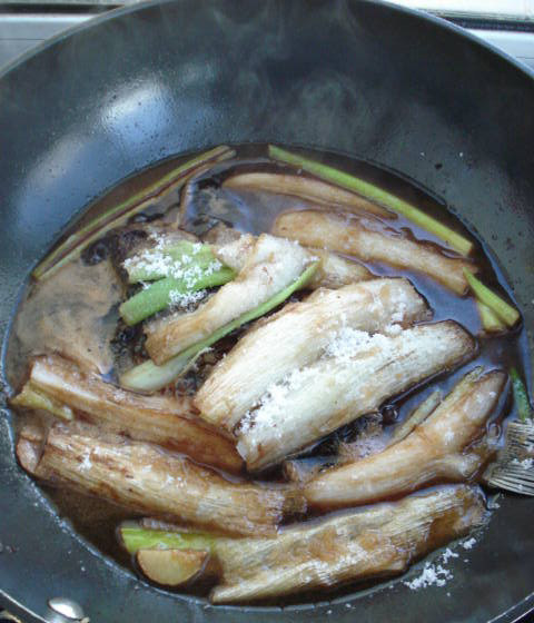 葱焅鲫鱼,加适量水，大火烧开后将一部分葱盖在鱼身上，加糖，小火炖