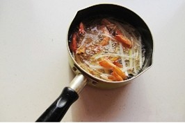 泰式甜辣虾,油烧至6成热将腌制好的大虾下锅炸至变色，捞出备用。