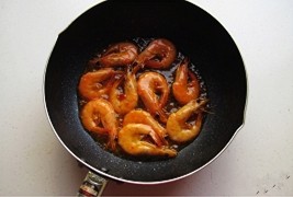 泰式甜辣虾,倒入炸好的虾，翻炒出锅。