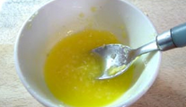 芝士蒜茸焗扇贝,在蒜泥黄油汁中加入盐和胡椒粉调味
