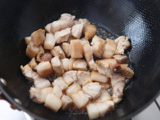笋干红烧肉,下入五花肉，中小火煸炒至肉微微吐油，呈微黄色。