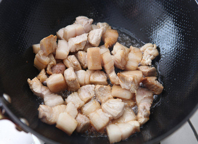 笋干红烧肉,下入五花肉，中小火煸炒至肉微微吐油，呈微黄色。
