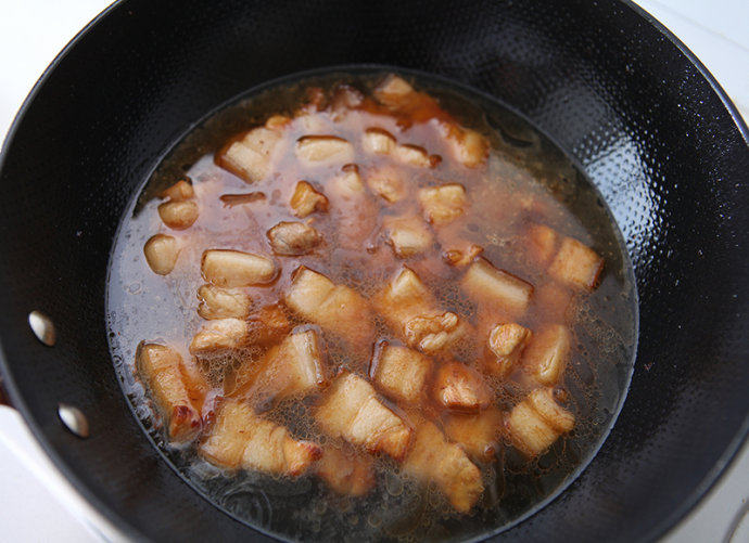 笋干红烧肉,加入开水至没过肉块。