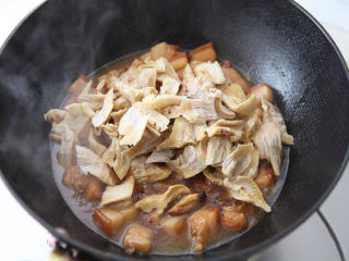 笋干红烧肉,倒入笋干，调入盐，盖上锅盖，转小火焖约60-90分钟至肉酥。