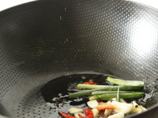 香辣小龙虾,锅内入油烧至7分热，葱姜蒜、干辣椒、花椒一起放入锅内爆香。