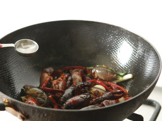 香辣小龙虾,调入生抽、老抽、蒸鱼豉油、料酒、糖。