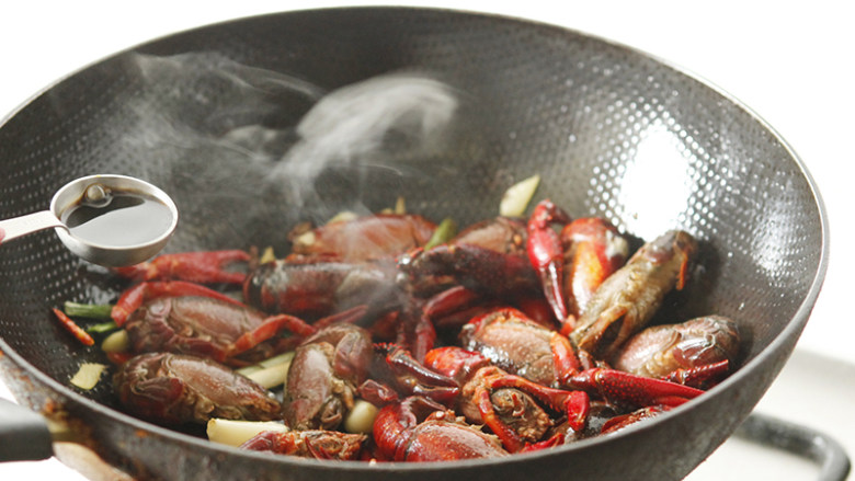 香辣小龙虾,调入少许醋、加入一小碗清水。