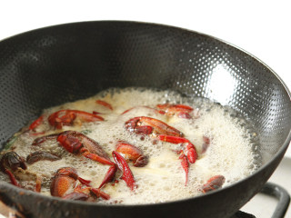 香辣小龙虾,大火烧开转中小火焖煮20分钟。