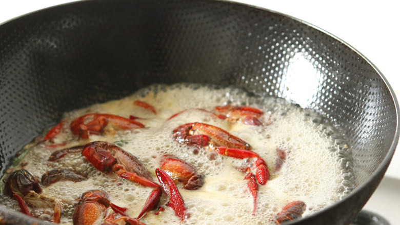 香辣小龙虾,大火烧开转中小火焖煮20分钟。