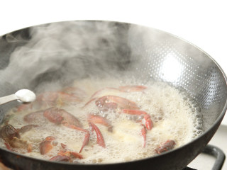 香辣小龙虾,调入盐，翻炒匀。