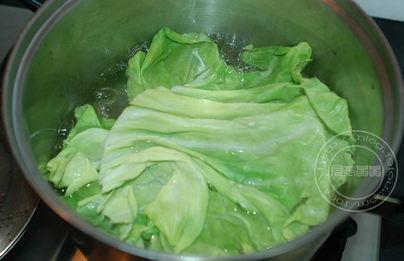 五彩蔬菜包,包心菜叶在开水里烫熟.