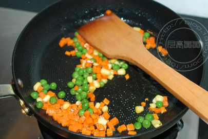 五彩蔬菜包,先放胡萝卜丁炒软,再放青豆和玉米粒炒片刻.