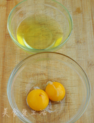 橙香鱼片,把<a style='color:red;display:inline-block;' href='/shicai/ 9'>鸡蛋</a>的蛋黄和蛋清分开。