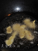 橙香鱼片,起个稍大的油锅，把鱼片分次放锅里炸熟，表面呈金黄色，捞出沥油，装盘。
