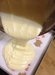 彩绘蛋糕卷,余下的蛋白糊分三分之一放入蛋黄糊里切拌均匀，再三分之一拌匀，最后直接倒入剩余的蛋白盆里，上下翻搅切拌匀，所有面糊倒在图案上，摔几下烤盘，震出气泡。