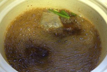 酱鸭头,大砂锅一个，注入１８００ＭＬ清水，加入香料袋葱姜和全部调味料，大火煮沸转小火炖半小时；