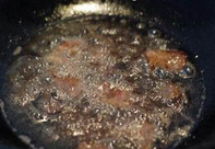 麻辣”牛肉“干,锅内添油烧至六成热，即手放在油上方能明显感到有热的感觉。将肉片下入，用筷子拨散，用中火炸到表面深红捞出。