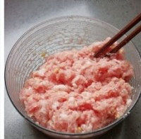 珍珠肉圆,用筷子顺着一个方向搅拌至上劲儿，腌制半小时；