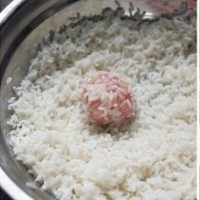 珍珠肉圆,腌好的肉馅捏成肉圆，放入糯米中滚动，使圆子外层均匀沾满一层糯米；