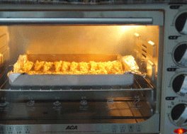 奶酪烤香草蒜虾 ,烤箱180度预热10分钟，将虾入烤箱，烤15分钟即可出炉食用。