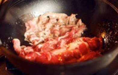 日式牛肉火锅,放入牛肉煎一下，并在牛肉上撒少许糖