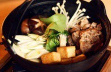 日式牛肉火锅,把牛肉推到一边，放入香菇、金针菇、豆腐、大葱、蒟蒻丝，再在中间放一把蓬蒿菜，盖上锅盖焖一会儿