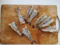 蒜蓉粉丝蒸虾,剖开后去掉虾线，然后用刀在虾肉上纵横各划几刀，以免蒸时打卷。
