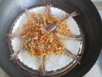 蒜蓉粉丝蒸虾,将炒好的蒜末浇在虾和粉丝上，并均匀浇上两勺鲜味酱油。